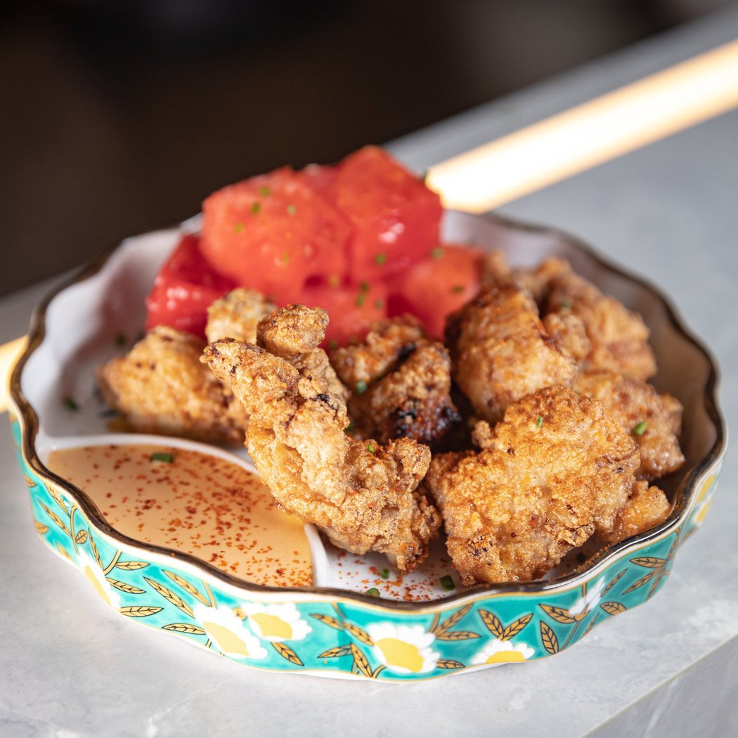 簡單卻讓人驚艷的「CHICKEN KARAGE」風味十足的日式炸雞，搭配蒜香美乃...