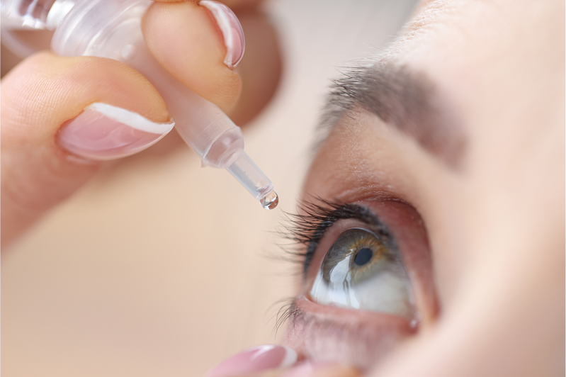 醫師提醒，5成乾眼症因油脂層異常，小心越點越難受。 圖／canva