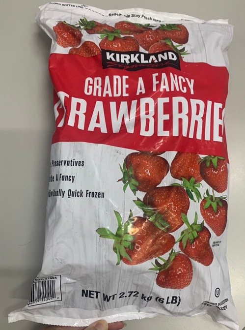 Kirkland Signature科克蘭冷凍草莓(規格：2.72 kg/包，有效日期2024/08/05)，經食藥署抽驗檢出A型肝炎病毒。圖／食藥署提供