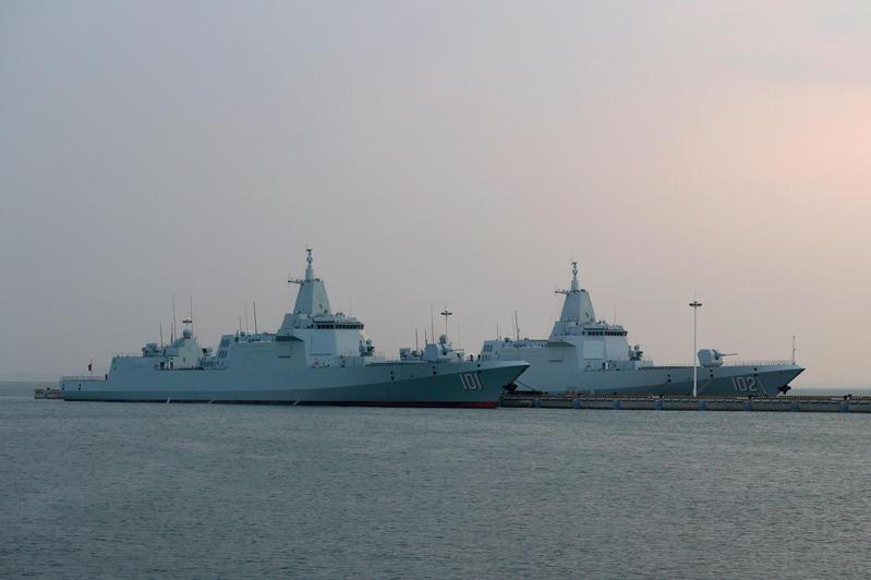 一艘中國海軍電子偵察艦（舷號796）被日方確認已繞行日本一圈。圖為共軍055型驅逐艦拉薩艦（右）與南昌艦資料照。 （中新社）