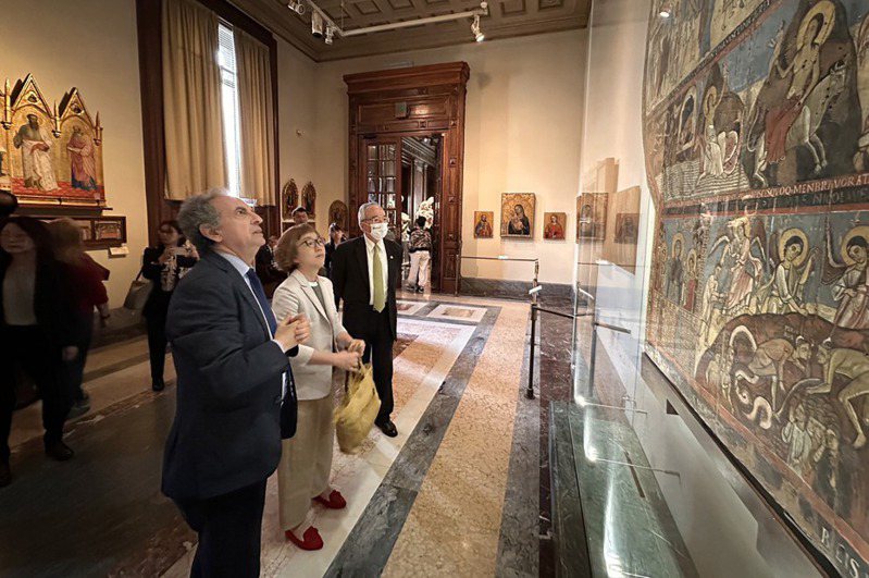 文化部政次王時思（中）參訪梵蒂岡博物館，了解梵蒂岡博物館修復人才實習計畫」執行情形。圖／駐教廷大使館提供