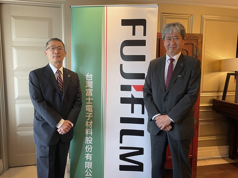 台灣富士電子材料董事長田中賢一(圖右)與總經理張文宏。記者鐘惠玲/攝影