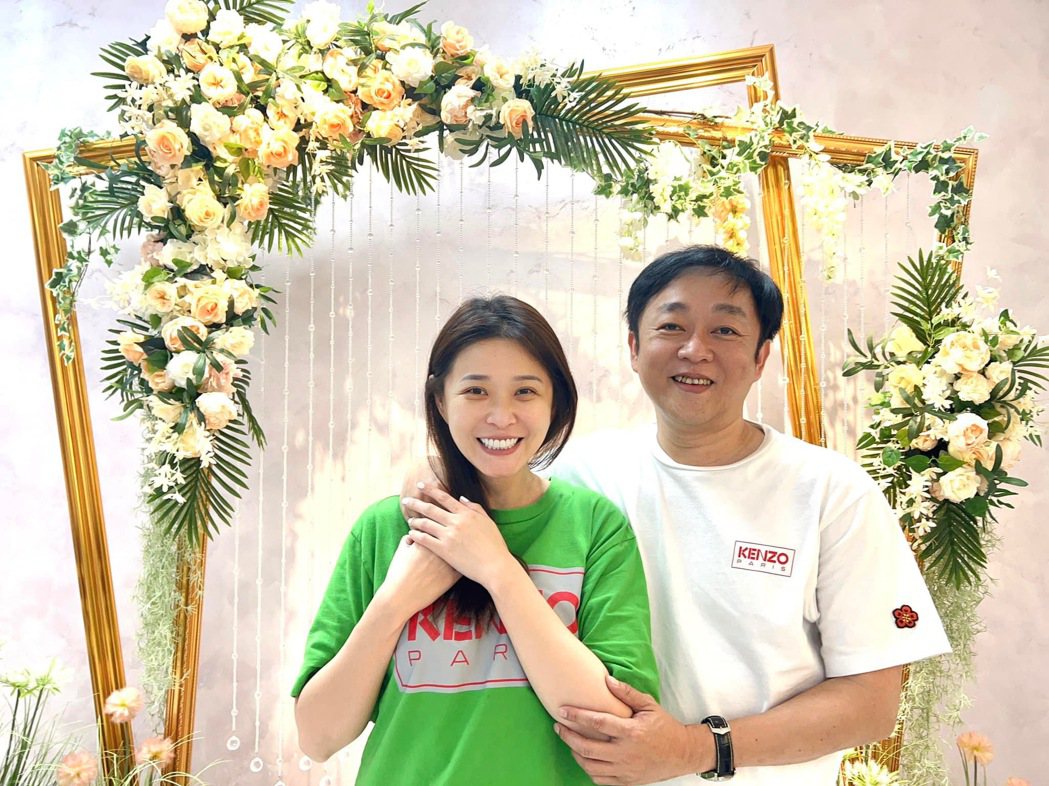 李燕(左)与“新店陈大少”陈茂荣登记结婚。图／摘自脸书