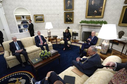 美國總統拜登16日在白宮與國會領袖討論提高債務上限問題。  歐新社
