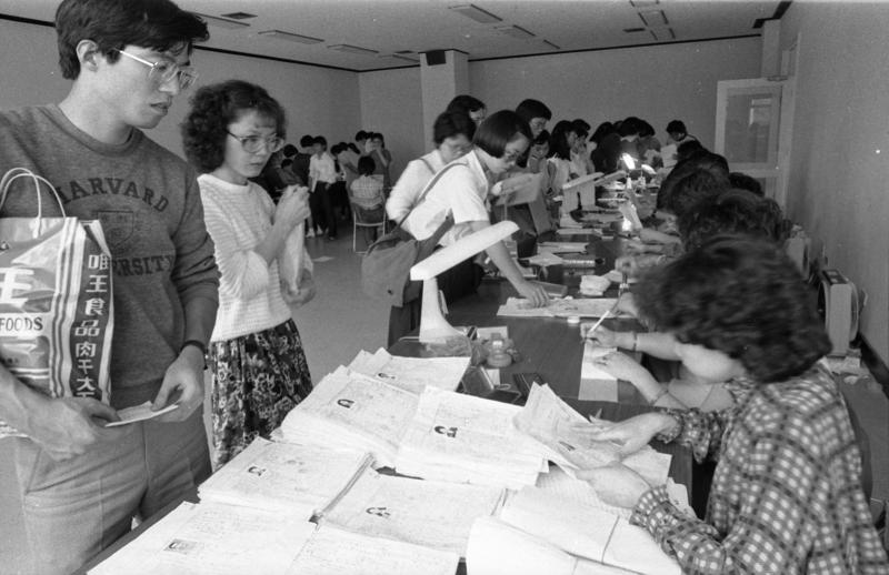 1983年，超過18萬人報考郵政、電信特考，截止報名日仍有眾多民眾趕往現場繳交相關應考資料。圖／聯合報系資料照片