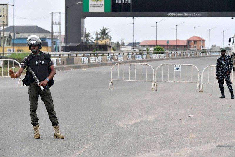 美國一支外交車隊16日在奈及利亞的阿南布拉州遭到襲擊，造成4人死亡以及3人被綁架，2過關元皆表示「車隊中沒有美國公民」。法新社