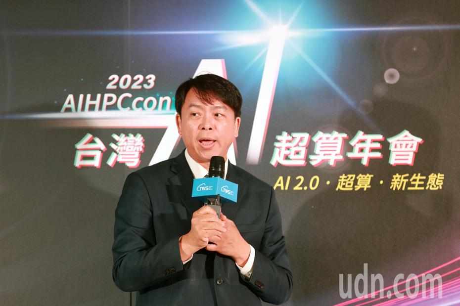 華碩雲端暨台智雲總經理工吳漢章出席「AIHPCcon 台灣 AI 超算年會」，介紹華碩生成式AI的相關產品與運用。記者蘇健忠／攝影