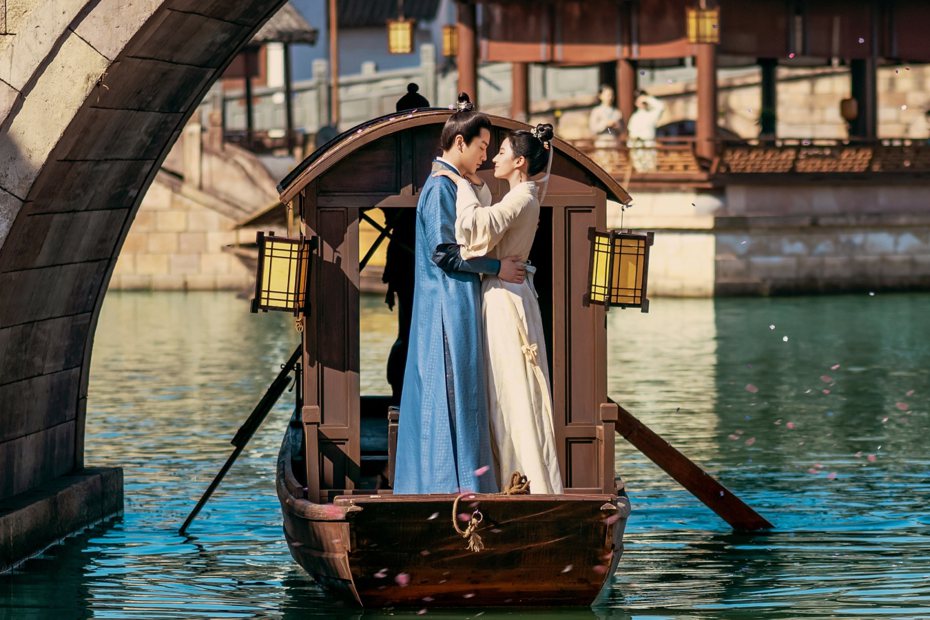 陳曉(左)和劉亦菲合作拍戲在船上搞浪漫。圖／中視提供
