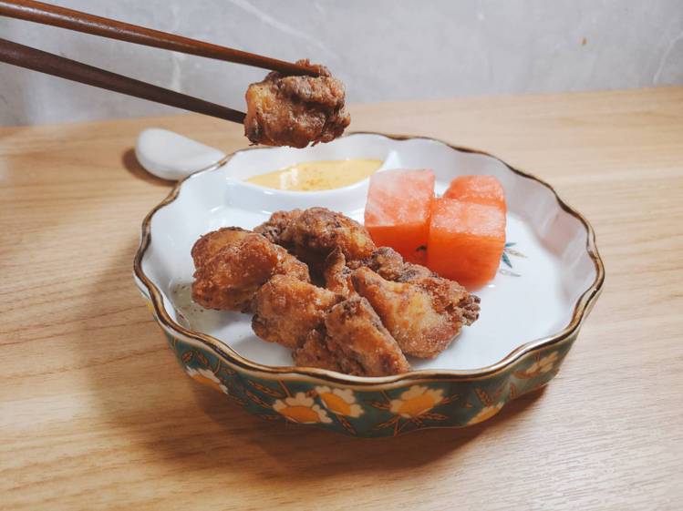 「CHICKEN KARAGE」是以日式炸雞搭配蒜香美乃滋、柚子汁醃漬西瓜。記者...