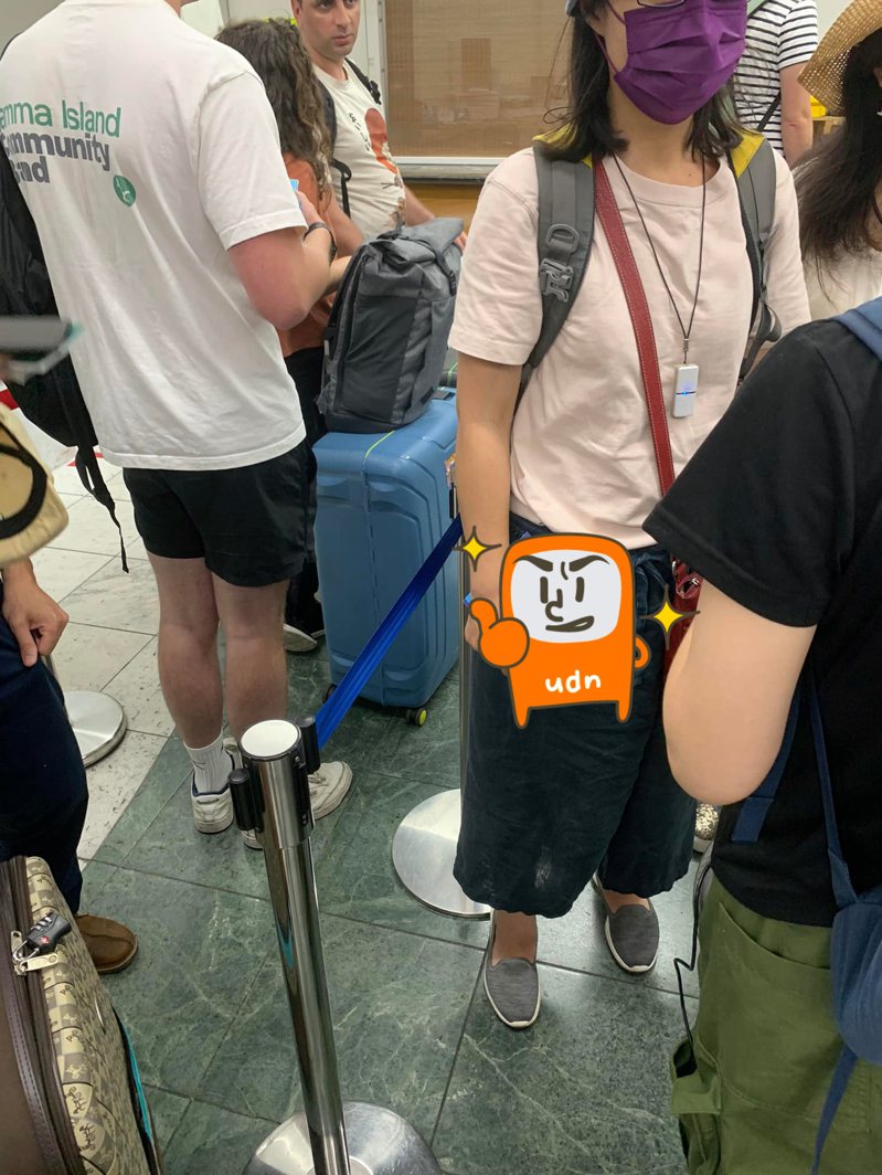 一名網友在日本旅遊，排隊時發現有路人手拿一本「小藍本」，讓他一眼就認出是同鄉。圖擷取自臉書社團「路上觀察學院」