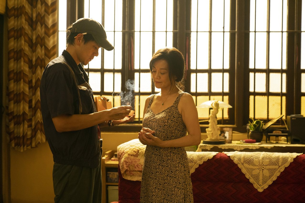 彭于晏首次與金馬影后張艾嘉合作，在電影《熱帶往事》有精采對手戲。圖／華映娛樂提供