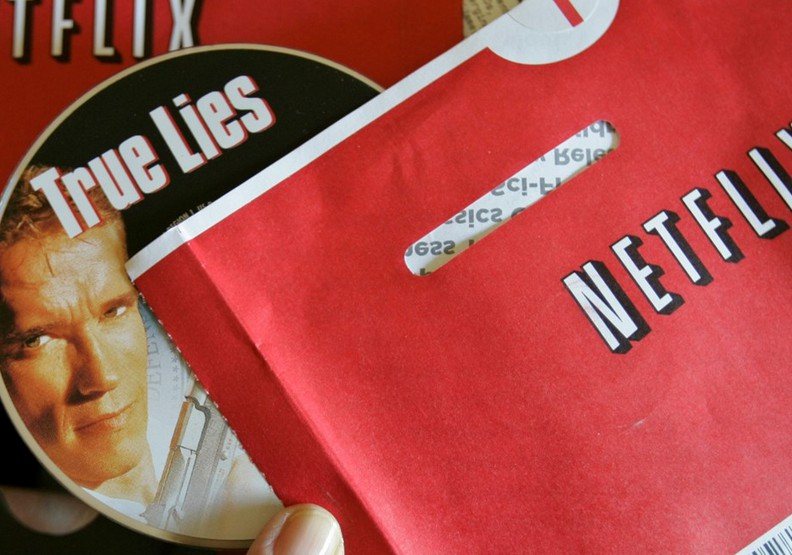 Netflix當年郵寄DVD的服務成了一大創舉，圖為1994年阿諾史瓦辛格主演的《魔鬼大帝：真實謊言》。twitter