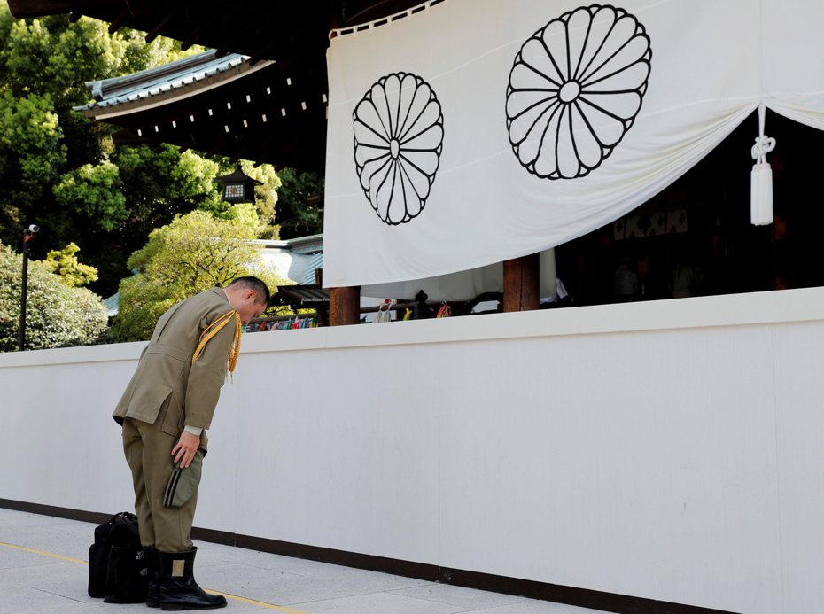 著日本帝國陸軍士兵制服的男子在東京第二次世界大戰投降紀念日前向靖國神社鞠躬致敬，示意圖非此篇故事者。路透社（圖／聯合報系新聞資料庫照片）