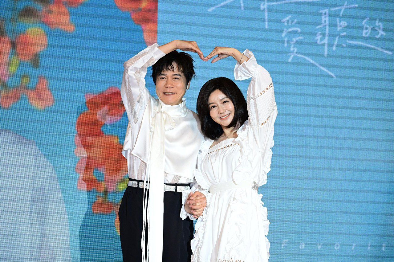 洪榮宏（左）和老婆張瀞云在台上合唱秀恩愛。 記者李政龍／攝影