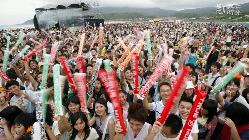 貢寮海洋音樂季昨天在強風中照常舉行，仍吸引四萬人參與。圖／聯合報系資料照（2005/08/13　蔡育豪攝影）