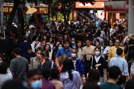人口老化正打擊世界各國的公共財政，近來主要央行升息使情況雪上加霜，也凸顯改革的迫切性。香港中國通訊社