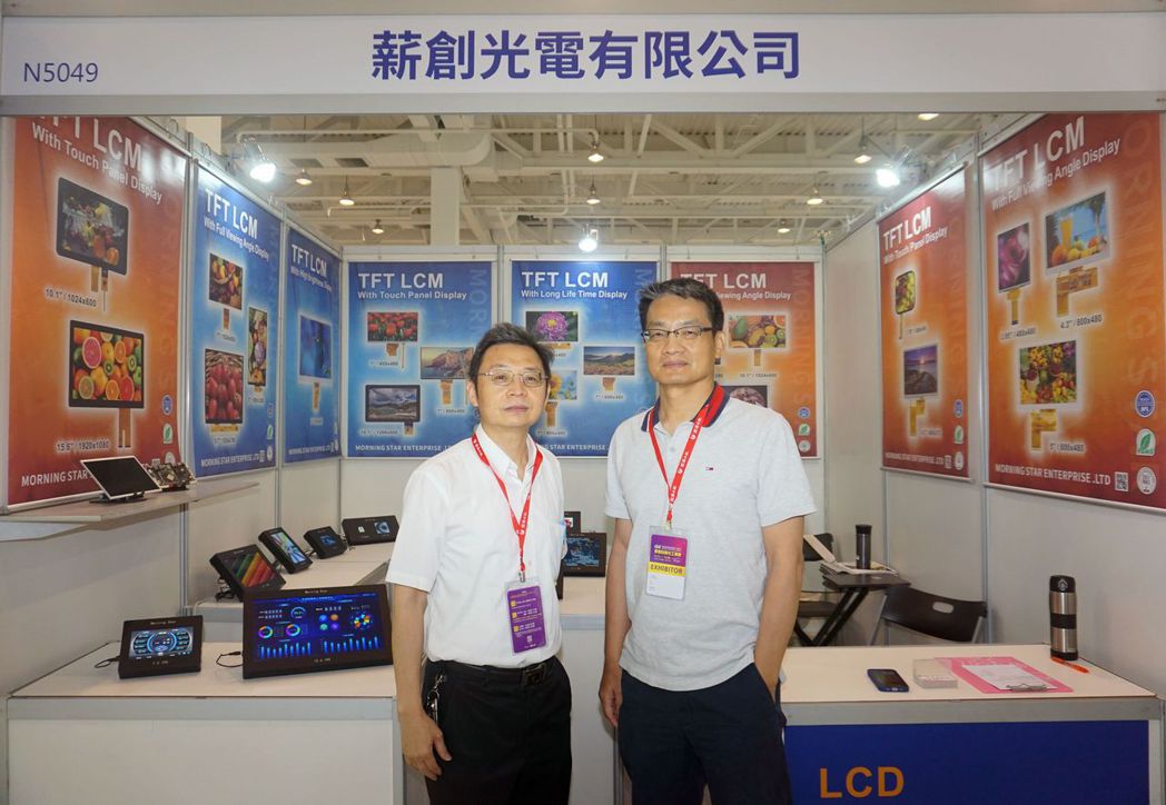 薪創光電經理曾德毅(左)介紹其液晶顯示器技術的研發，例如高亮度技術、光學貼合技術...
