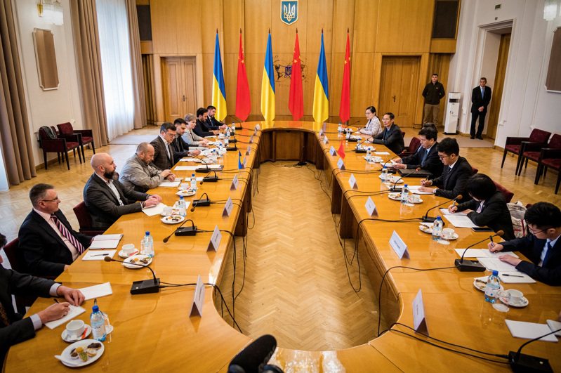 烏克蘭外長庫列巴（Dmytro Kuleba）在基輔會見中國歐亞事務特別代表李輝。路透