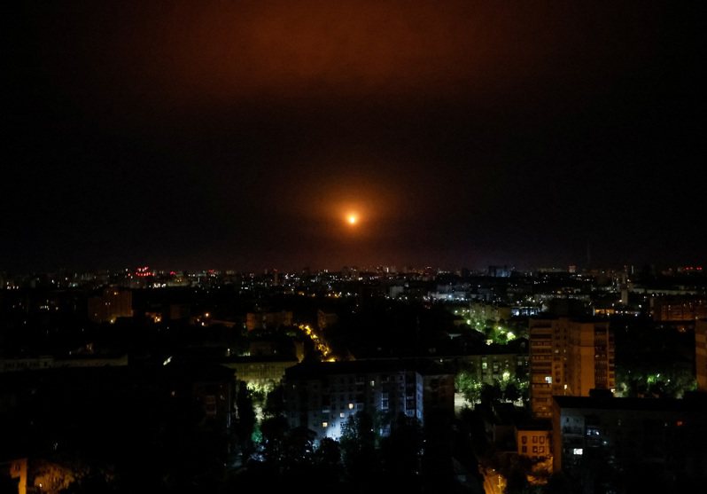 烏克蘭軍方表示，俄羅斯對烏克蘭展開大規模空襲，俄軍一夜之間針對基輔及其他地區發射30枚巡弋飛彈，其中29枚被擊落。路透社