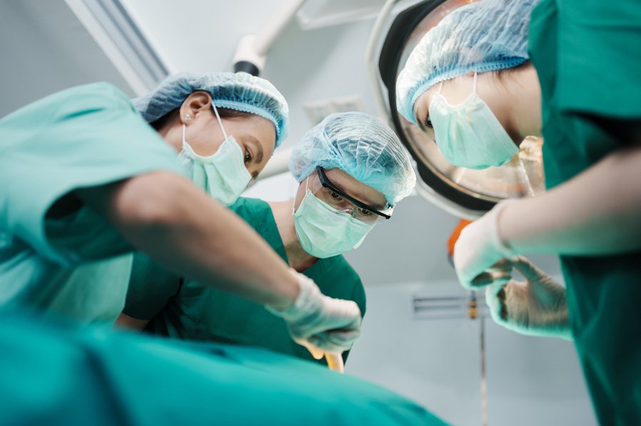 德國某醫院外科醫師在為病患進行截肢手術時，竟然找醫院清潔工幫忙，事後執刀醫師因違反規定遭到解雇。示意圖／ingimage