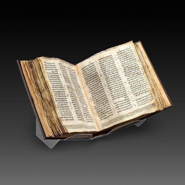 希伯來聖經手抄本《沙遜法典》近日以3800萬美元高價被猶太人博物館競拍，流浪千年後將重回故土。（Photo by @Sothebys via Twitter）