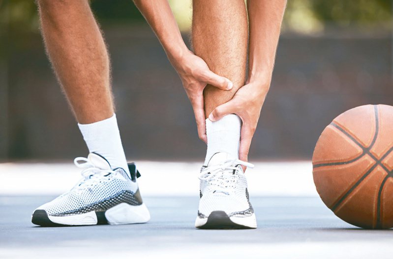 運動發生扭到腳、被球打到、跌倒擦傷時，常會出現紅、腫、熱、痛或明顯發炎症狀。圖／123RF