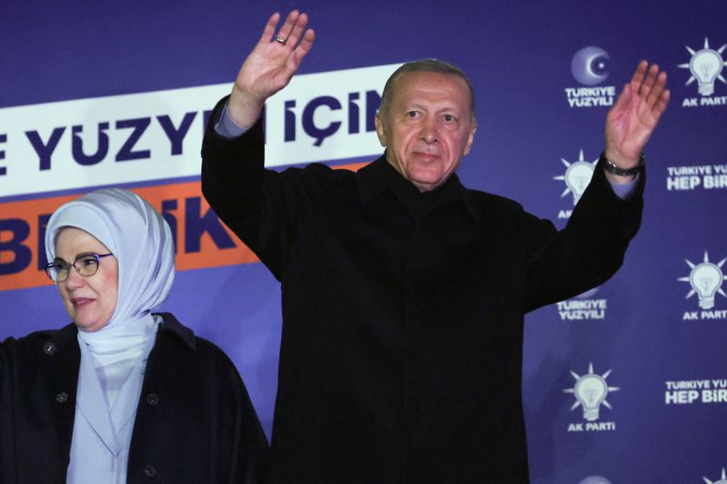 土耳其大選5月28日將進入第二輪投票，欲競選連任的總統厄多安（右）與妻子15日在競選總部感謝支持者。（法新社）