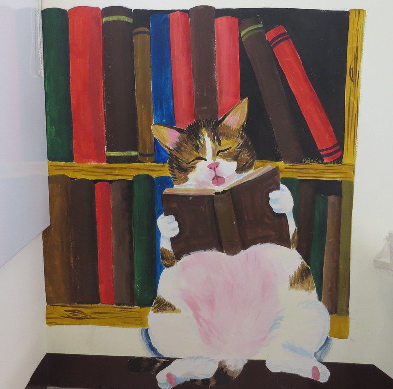 苗栗市立圖書館施工改造空間，彩繪一群萌貓彷彿陪伴閱讀。圖／本報資料照片