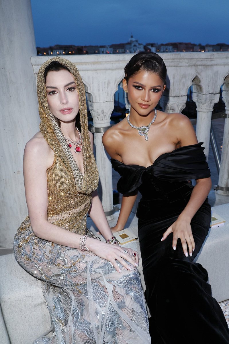（由左至右）寶格麗全球品牌代言人安海瑟薇與寶格麗品牌代言人Zendaya出席寶格麗Mediterranea地中海頂級珠寶系列威尼斯發表會並合照留念。圖／寶格麗提供