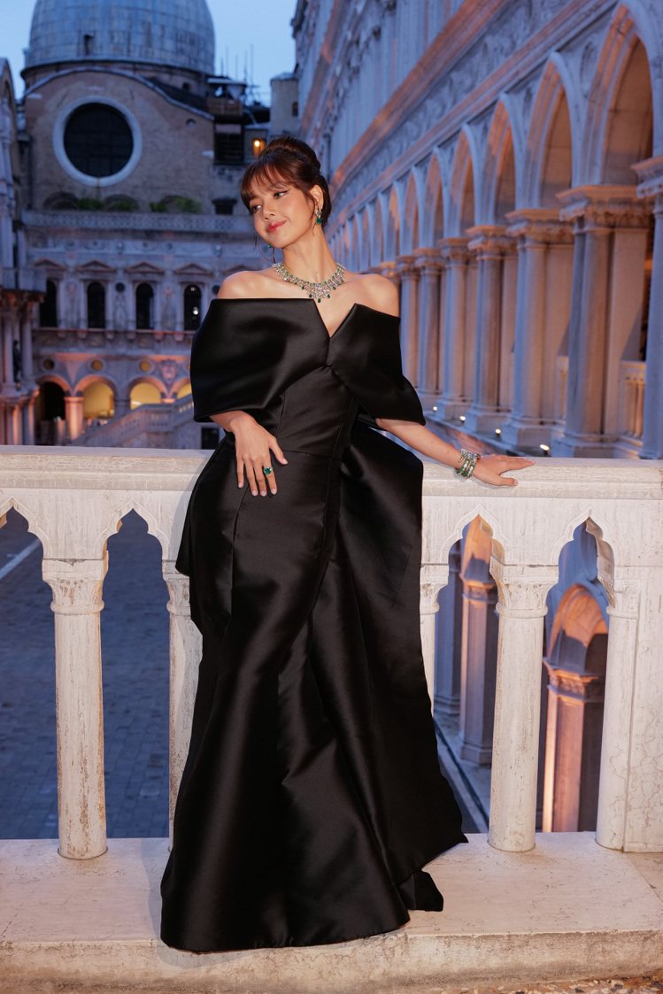 寶格麗全球品牌代言人Lisa出席寶格麗Mediterranea地中海頂級珠寶系列威尼斯發表會。圖／寶格麗提供