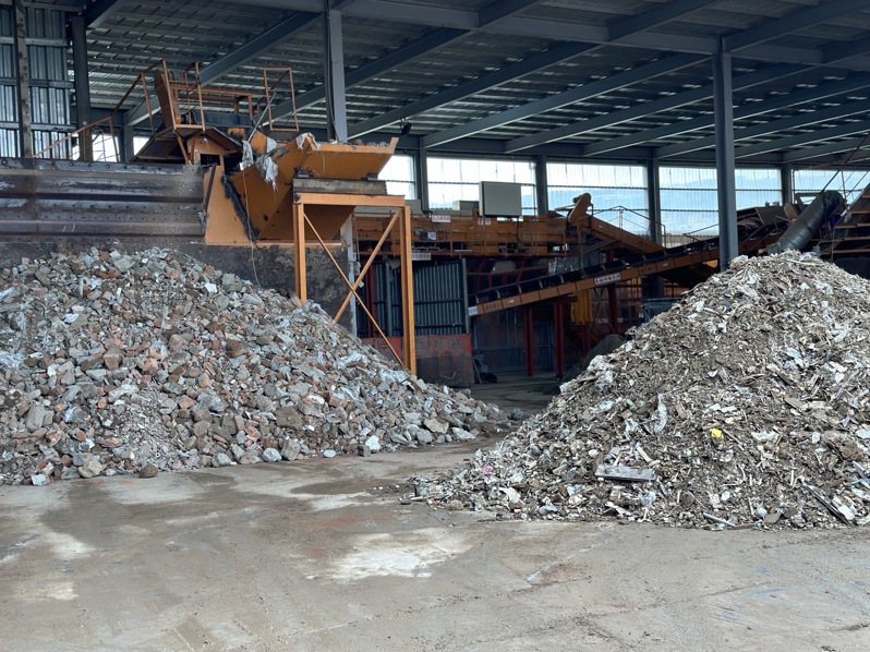 現有營建廢棄物都會送到營建廢棄物處理廠分類，業界認為可以使用循環建材，可降低對環境的汙染。圖／新北市環保局提供