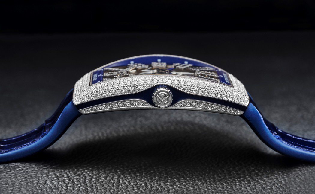 Vanguard Slim Skeleton腕表從側邊更能欣賞精巧的鑽石鑲嵌工藝...