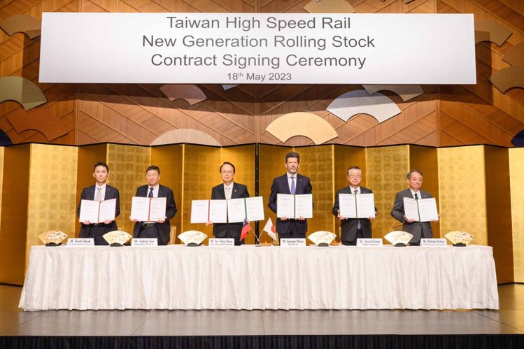 台灣高鐵公司18日在日本東京與日立東芝聯盟(HTSC)簽訂新世代列車組採購契約，由台灣高鐵董事長江耀宗（左3）與日立東芝聯盟代表共同簽署。圖／台灣高鐵提供