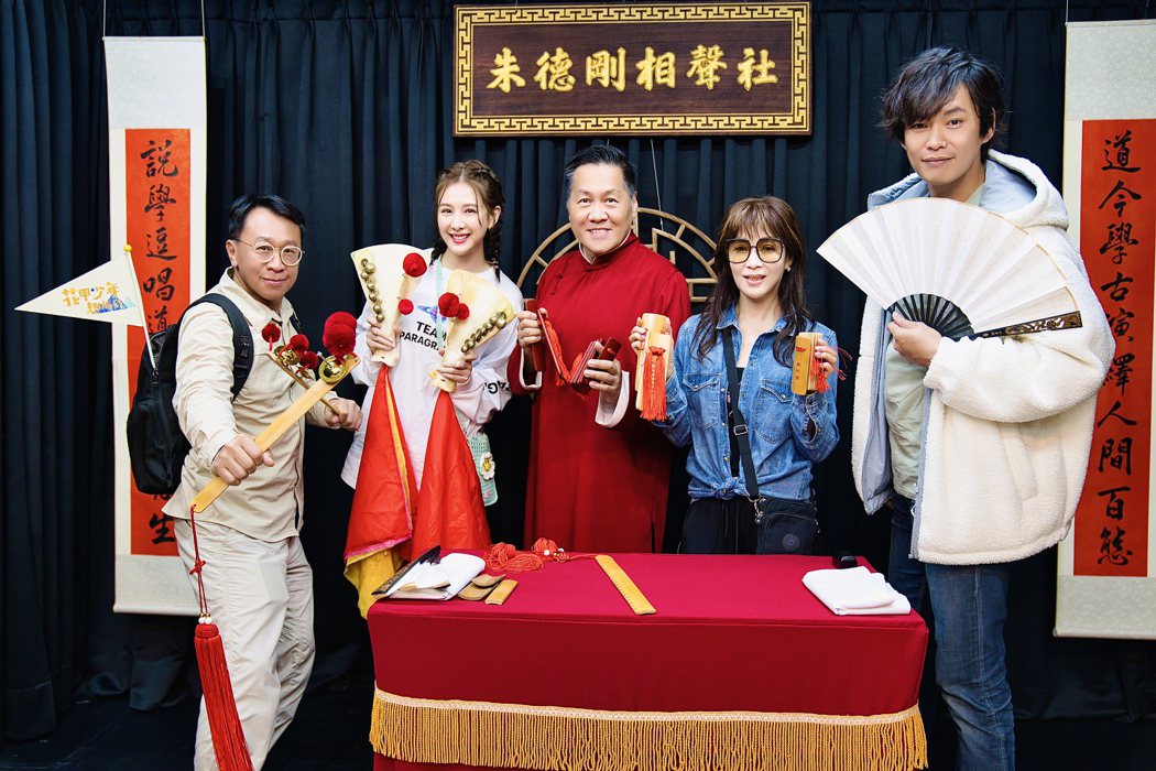 游安顺（左起）、安心亚、朱德刚、蔡秋凤和黄镫辉录东森“花甲少年趣旅行”。图／东森提供