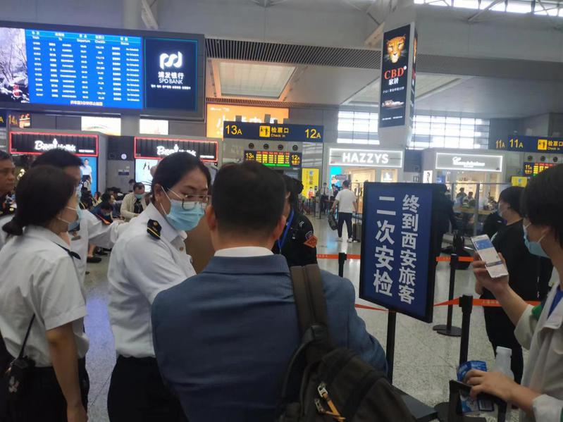 上海虹橋高鐵站針對終點站往西安的乘客進行二次安檢。記者黃雅慧／攝影