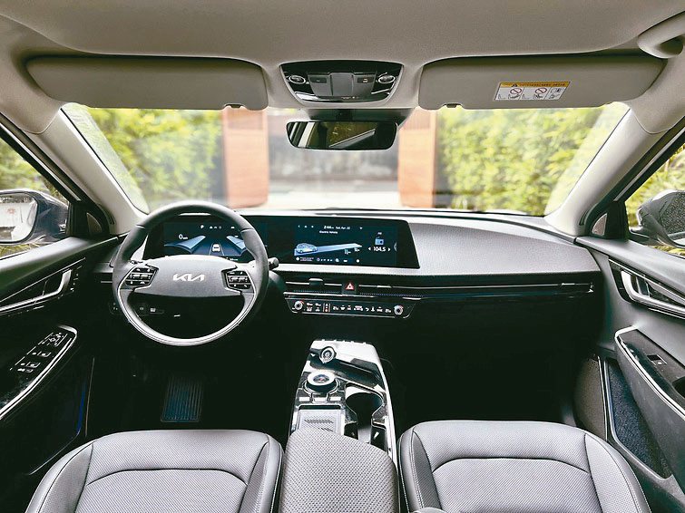 進入The EV6寬敞的座艙中，科技感且豐富多元的配備，再次為視覺帶來衝擊。圖／...