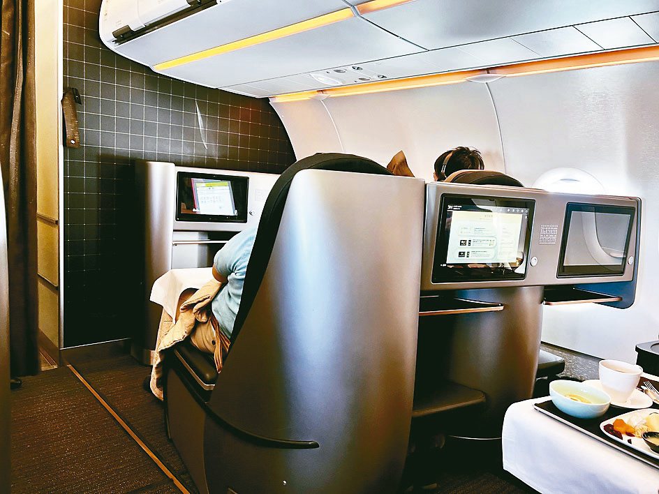 寬敞舒適的座艙空間與巧思創意的機上餐食，打造一趟美好飛行經驗。圖／陳志光、游慧君