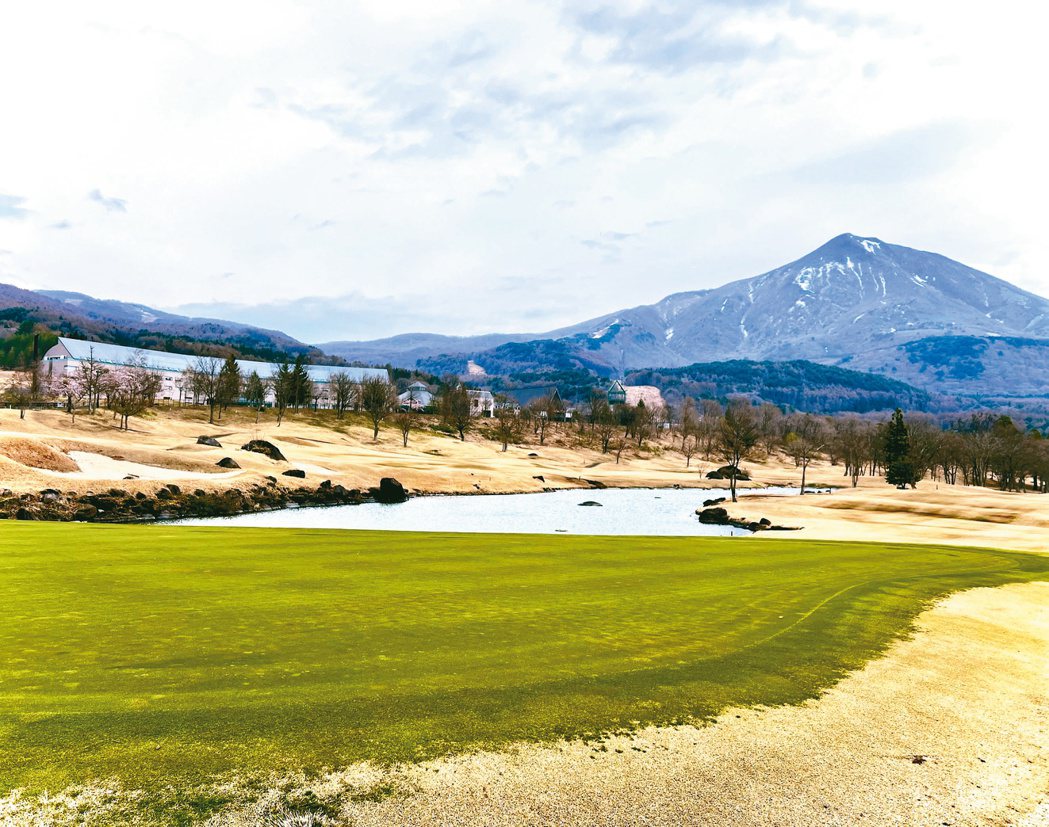 磐梯山溫泉飯店適合泡湯、美食、品酒、懷舊，且一半時間可滑雪、打高爾夫，全年都是造...