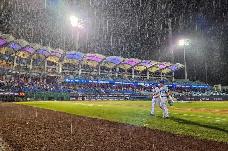 中信兄弟隊與富邦悍將隊今晚在新莊棒球場，打到10局上下起大雨。記者季相儒／攝影