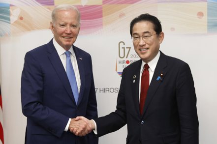 日本首相岸田文雄（右）十八日以G7峰會東道主身分先與美國總統拜登（左）會談。（美聯社）