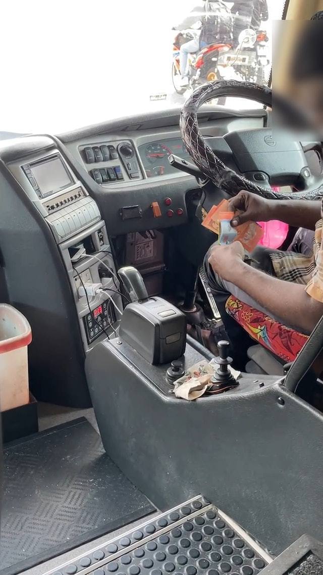 女生指司機撐不下去，拿錢出來求乘客坐計程車。（fb影片截圖）
