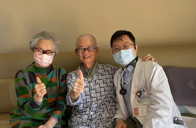 長安醫院家醫科醫師蔡尚儒（右）陪伴患者在家走完生命最後一哩路。 圖／長安醫院提供