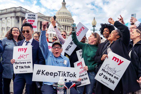 圖為今天3月，在TikTok首席執行官出席聽證會前夕，TikTok的支持者在華盛...