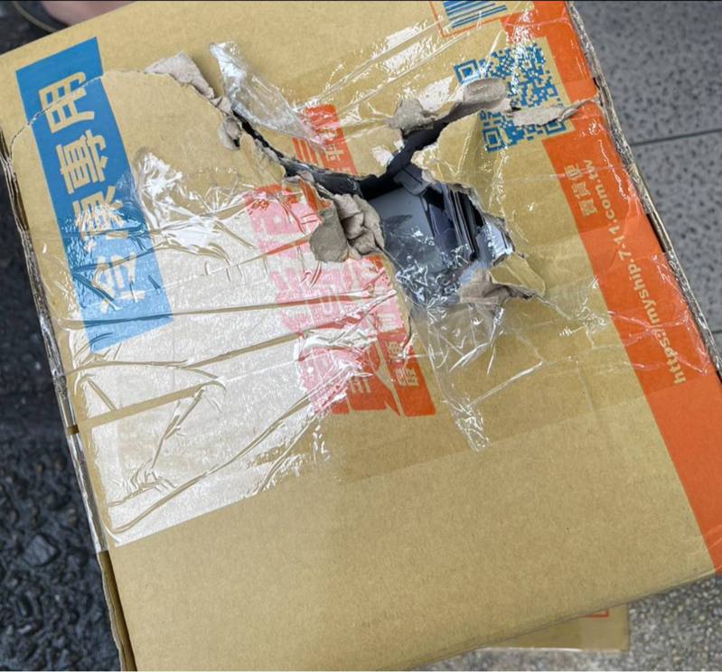 一名網友的包裹被惡意破壞，多數人建議他「向總公司客訴」。圖擷自臉書社團「爆怨2公社」
