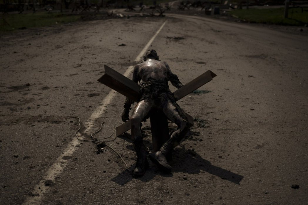 烏克蘭反攻奪回哈爾科夫之後，《美聯社》團隊在哈爾科夫郊區看見一名身上沾滿塵土砲灰...