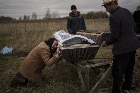 2023年普立茲獎中仍以俄烏戰爭為主角，圖為基輔郊區Mykulychi公墓舉行的...