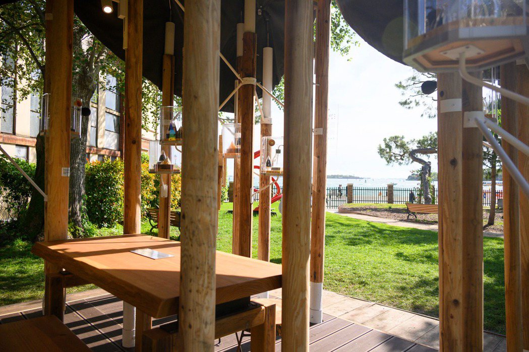 有別日式茶屋的結構與儀式感，循環茶事以台式奉茶概念，在威尼斯運河旁公園中，打造了...