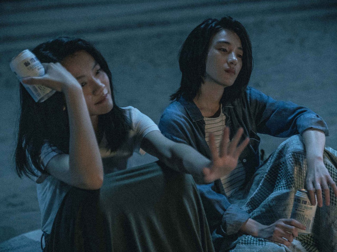 葉曉霏(右)與李玲葦(左)兩人在《青春並不溫柔》有相當親密的精湛演出。圖／希望影視行銷提供