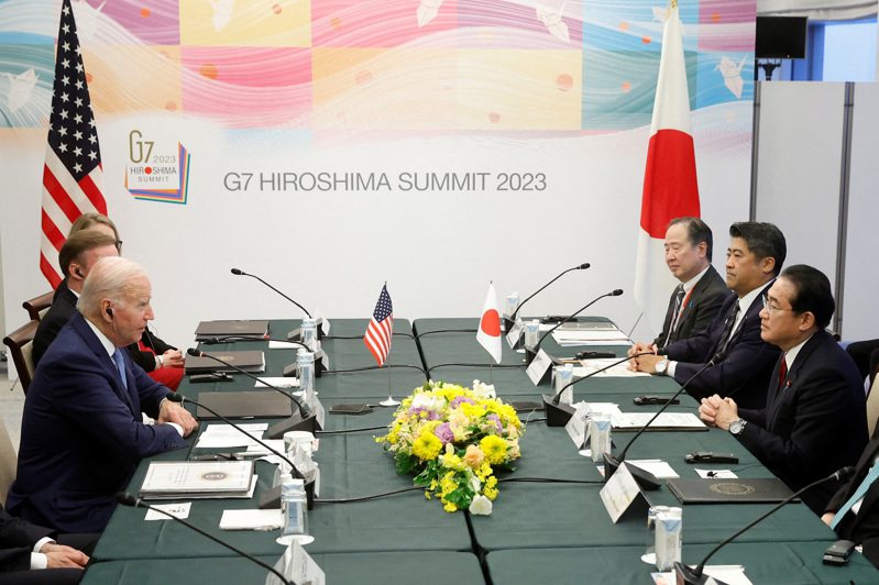 圖為拜登18日與G7廣島峰會東道主日本首相岸田文雄各自帶核心國安幕僚舉行會談。路透