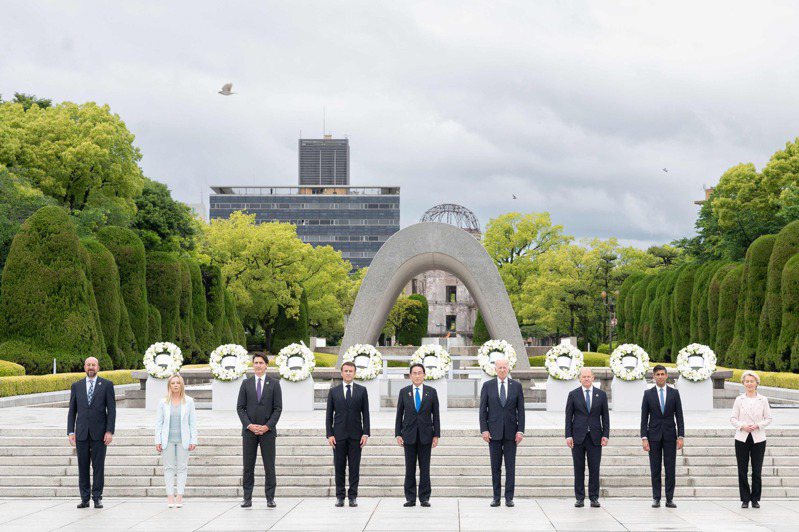 G7峰會今天登場，身為本屆主席的日本首相岸田文雄在廣島和平紀念公園迎接其他成員國領袖，並參訪收藏逾2萬件核爆資訊文物的和平紀念資料館，這是G7領袖首度一同參訪此館。 法新社